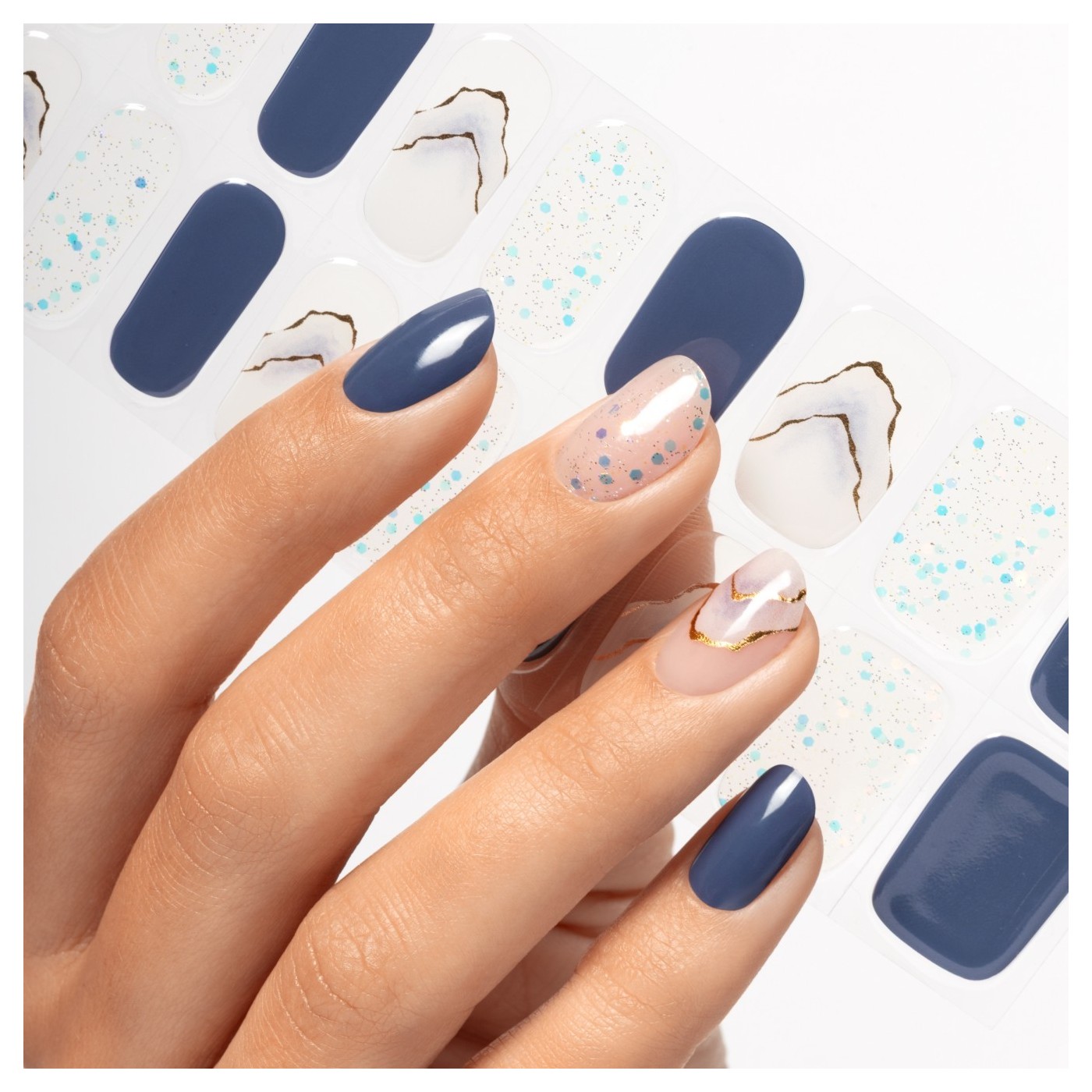 Gel Nail Stickers - manucure bleu avec effet marbr&eacute;