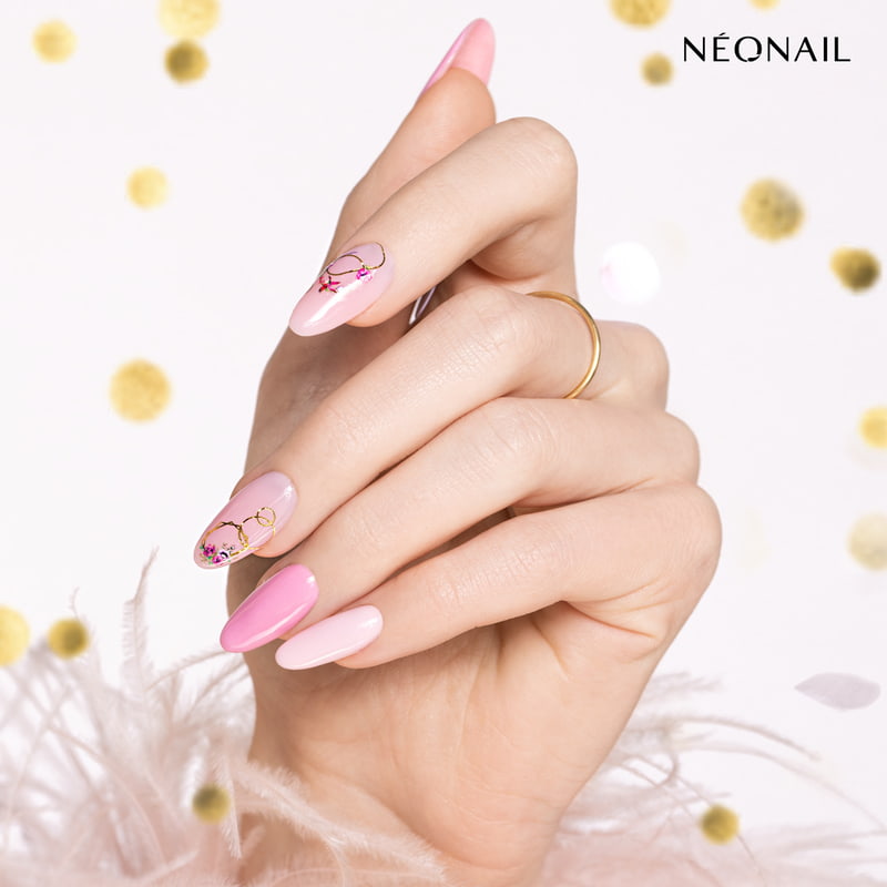 Manucure délicate rose avec des motifs floraux Manucure délicate rose avec des motifs floraux